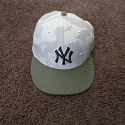 Men's New York Yankees New Era Light Beige/Olive 2025 Armed Forces Day Split Panel 9FIFTY Size 7½ (59.6 Cm)