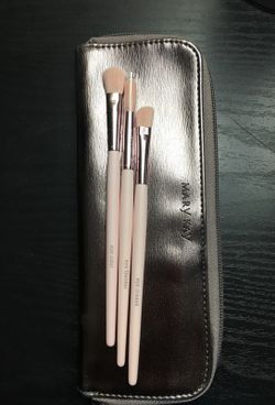 Makeup brushes w/rose gold pouch