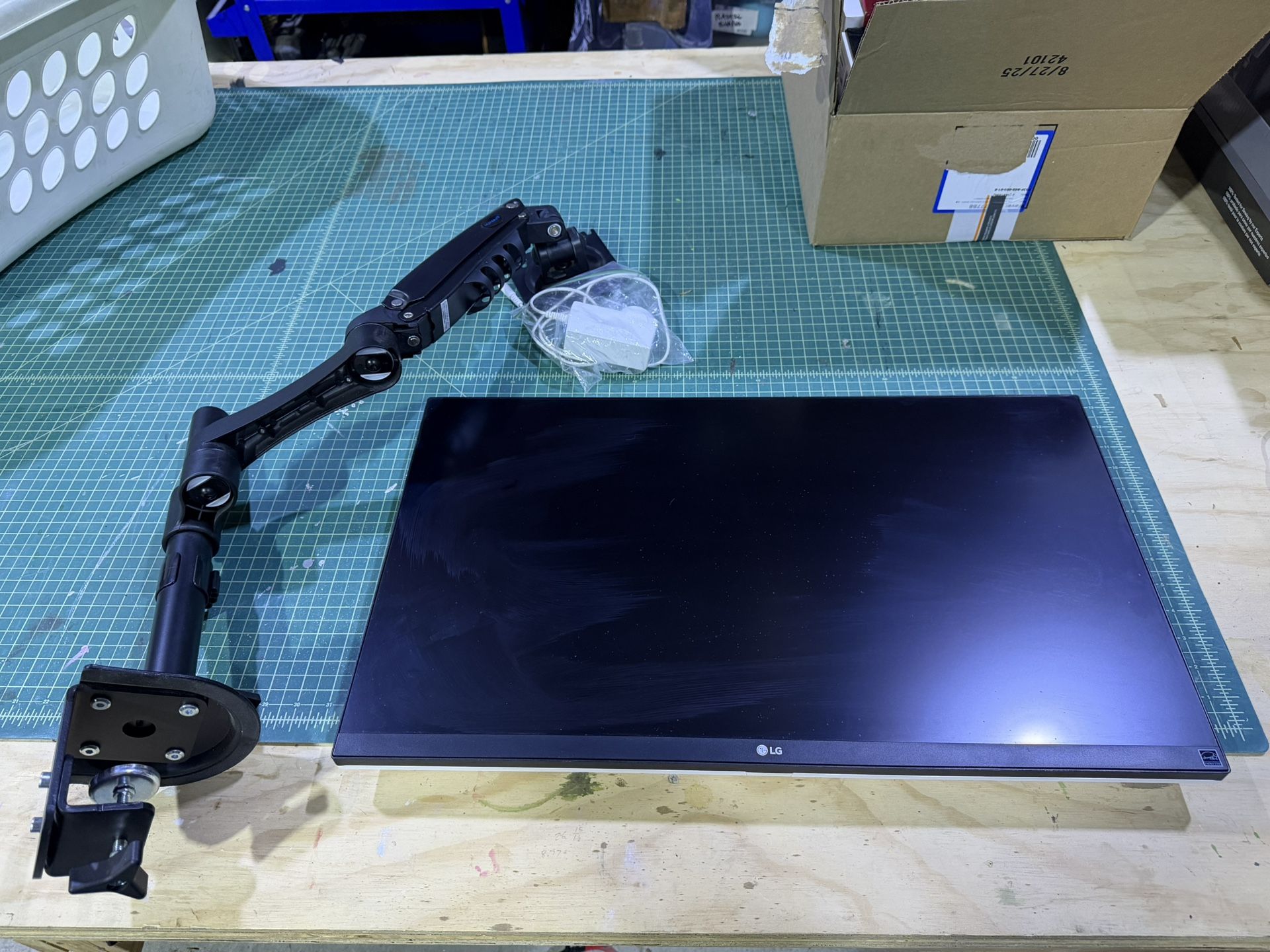 LG 27 Inch 4K UHD IPS LED Monitor with VESA DisplayHDR 400 With Arm Mount