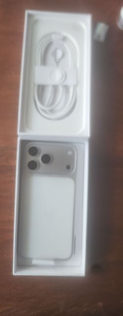 Iphone 17 pro max  2 TB  included 3 screen protector, cover case, extra power bank. 2TB