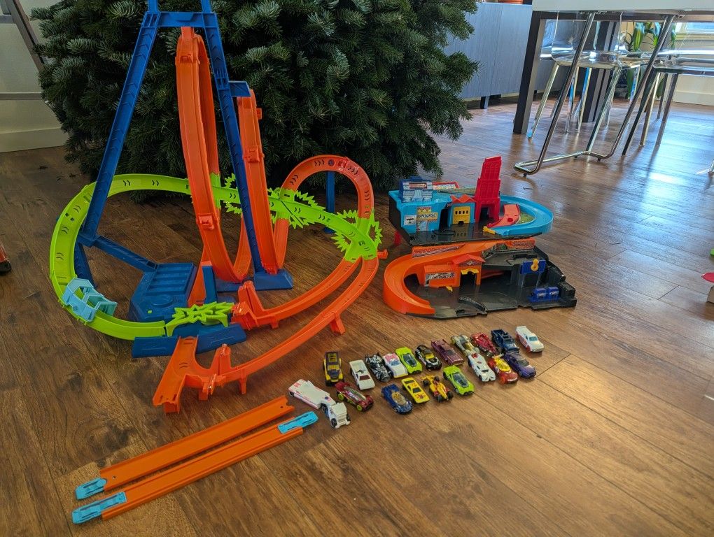 Hot Wheels Playsets - Motorized Crisscronss Track, City Sto & Go, and 20 Cars