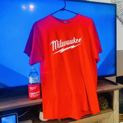 Cleaning My Garaje Milwaukee T-Shirt Very Comfortable For Work Or Casual And Also A Bottle Holder