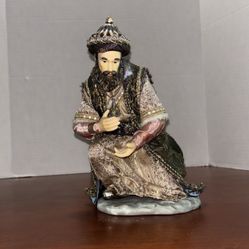 Members Mark 2006 Nativity Kneeling Wise Man Porcelain Figure Replacement Figure Gift He’s Supposed To Be Holding Is Not Included 9 1/2“ X 7“ B29