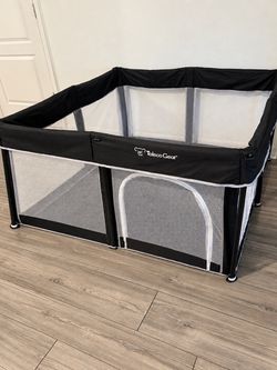 Foldable baby playpen