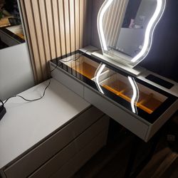 Vanity Desk With Mirror