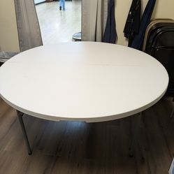 5' Round plastic folding table with carrying handle