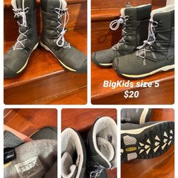 KEEN Girls Winter Boots Shoes Size 5