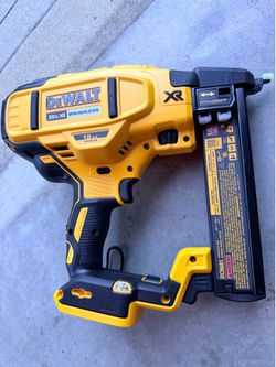 DeWalt stanple