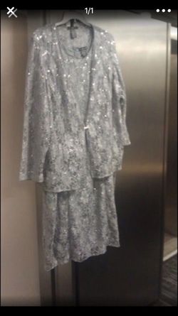 Beautiful dress, size 22 but was taken in to size 18-20