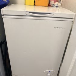 Insignia Chest Freezer 3.5 cu ft – Works Perfect