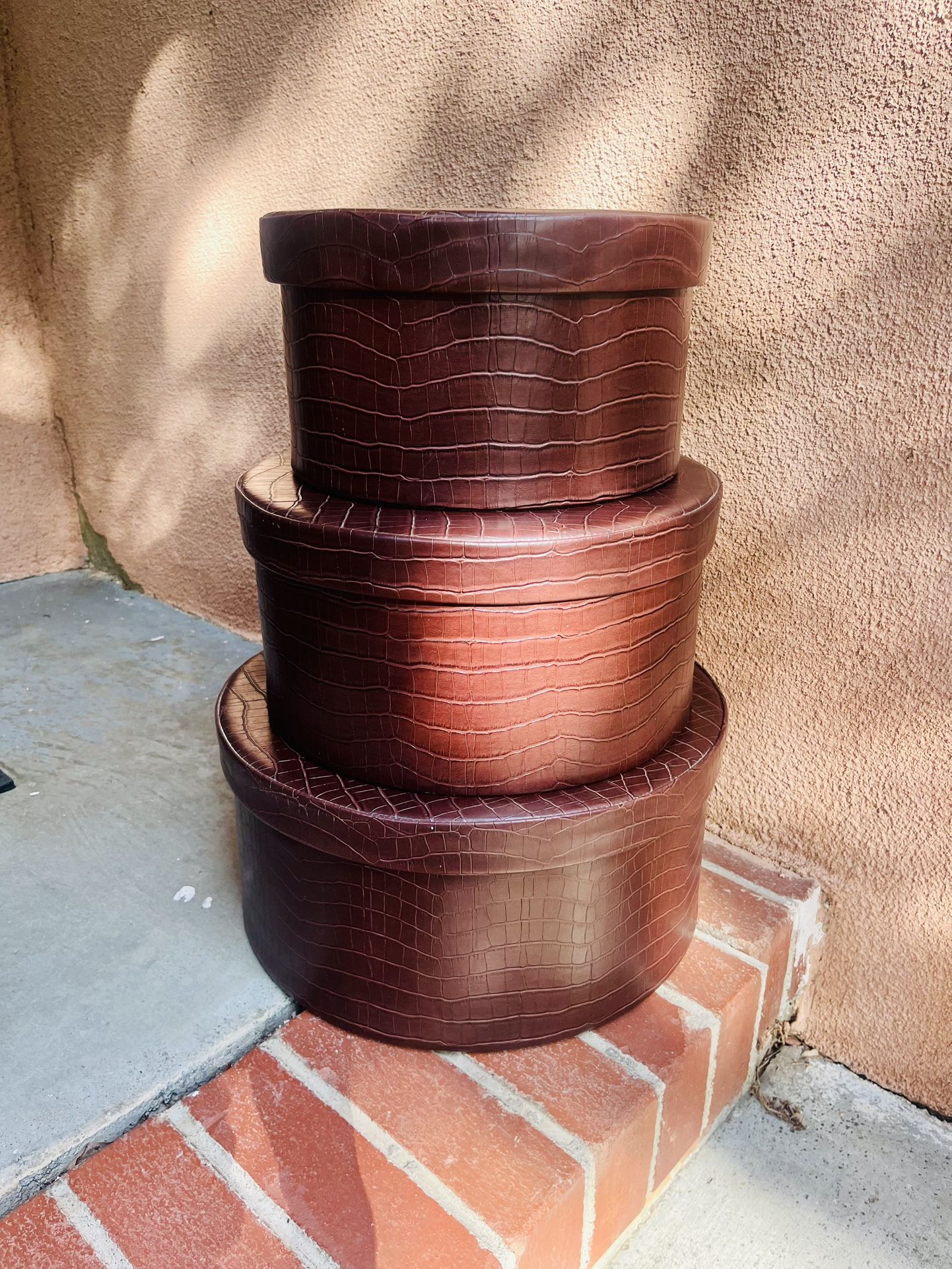 Set of 3 Brown Round Faux Leather Boxes