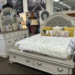 Bed,dresser,mirror// Realyn Chipped White Footboard Storage Platform Bedroom set, Mattress Sold Separately 