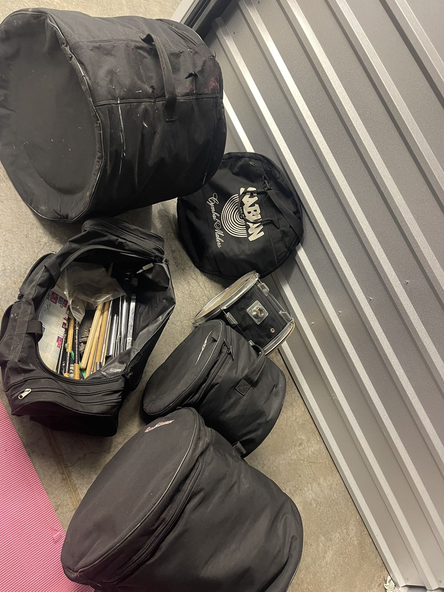 Drums & Drum Accessories 