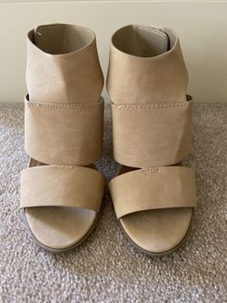 CITY CLASSIFIED TAN SANDALS - SIZE 5 1/2 M