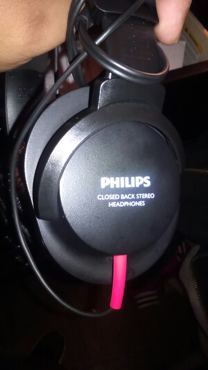 PHILIPS closed back stereo headphones