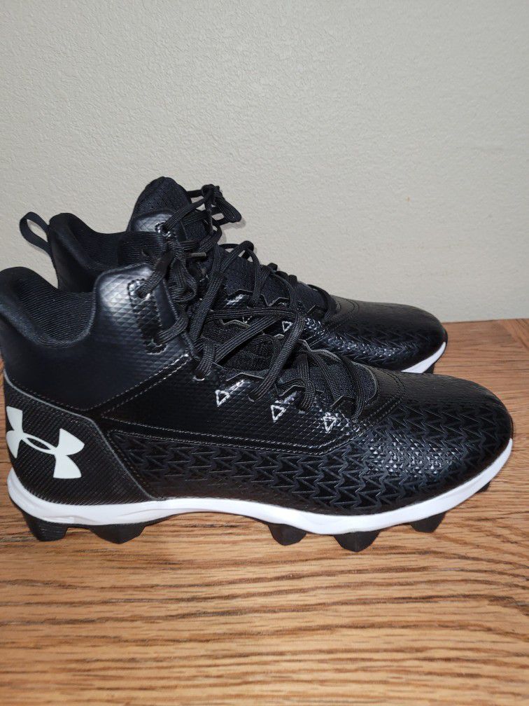 Under ARMOUR FOOTBALL Cleats 10.5, NEVER WORN