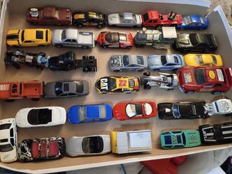 OVER 30 TOY CARS LOTS OF THEM HOT WHEELS