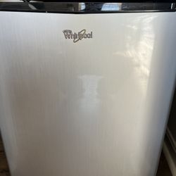 Whirlpool refrigerator - Under The Cabinet