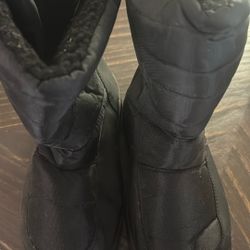 Kids Size 6 Snow Boots 