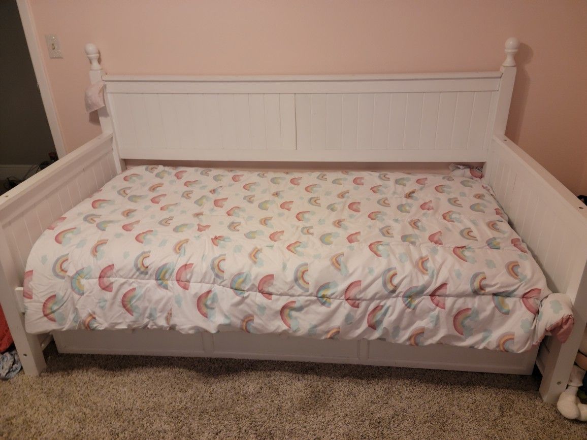 Day Bed And Dresser With Trundle