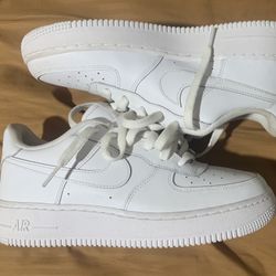 Nike Air Force one low all white Sz 6.5 no scuffs or creases just a lil dirty a decent wipe down will make them brand new again I don’t even think any