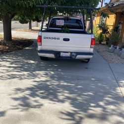 2002 Dodge Dakota sport plus interior limpio A/C llantas nuevas LED luces de enfrente starter nuevo distribuidor y cables nuevos $3300 o mejor oferta 