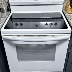 Like new! Frigidaire stove, white, 30 inches, excellent condition, 220 volts, 5 elements, works perfectly. You can come and see it plugged in and work