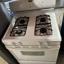 Stove Maytag Gas Range – Heavy Duty – Clean & Reliable