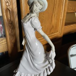 Llardo Nao Figurine Flowing Dress