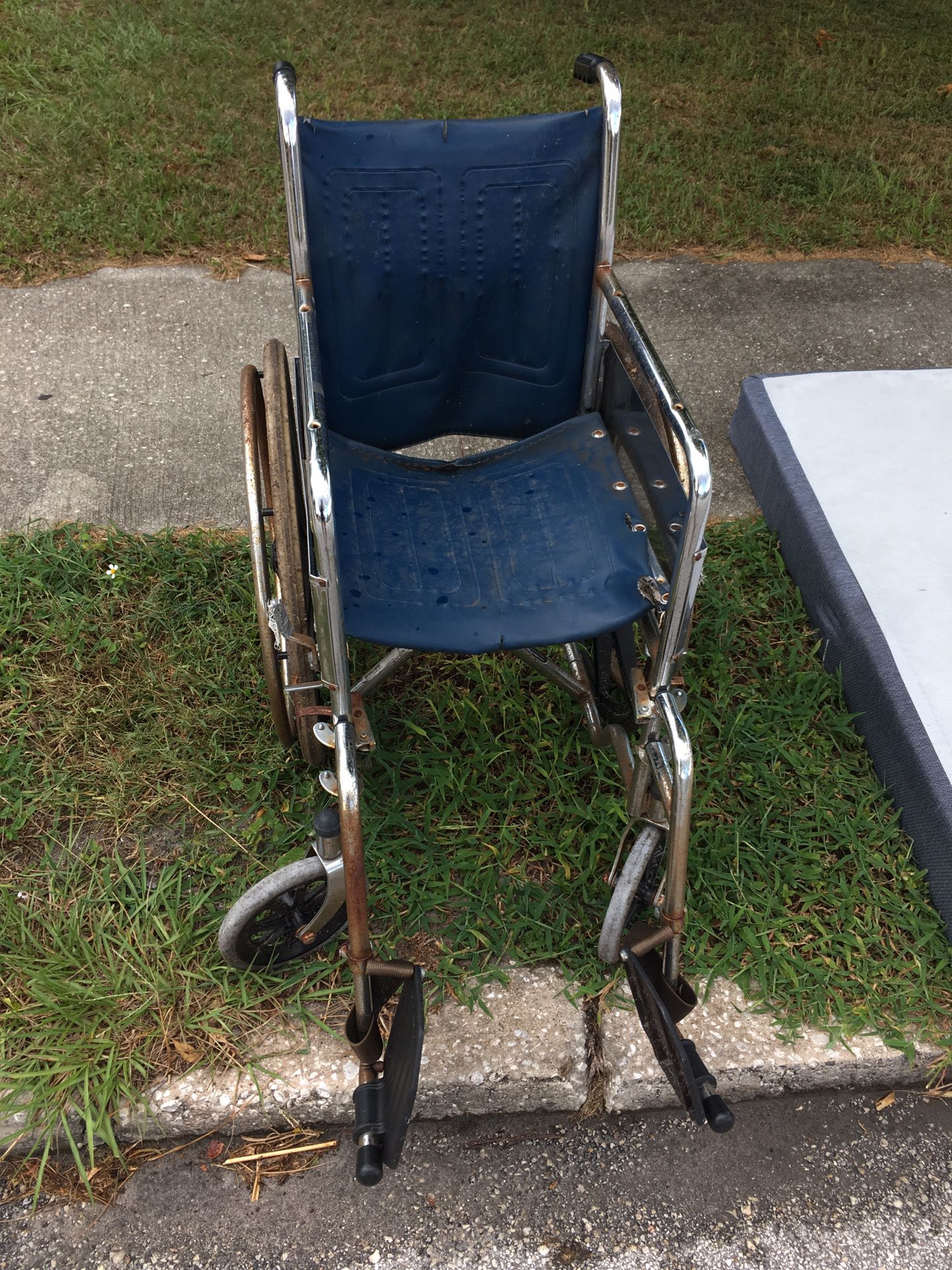 Free old wheel chair curb side