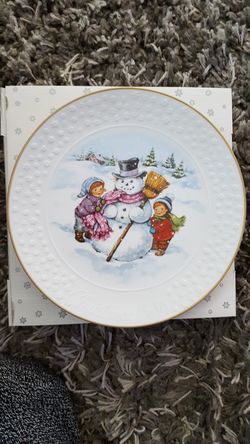 Avon 1986 collectible holiday plate with gold trim