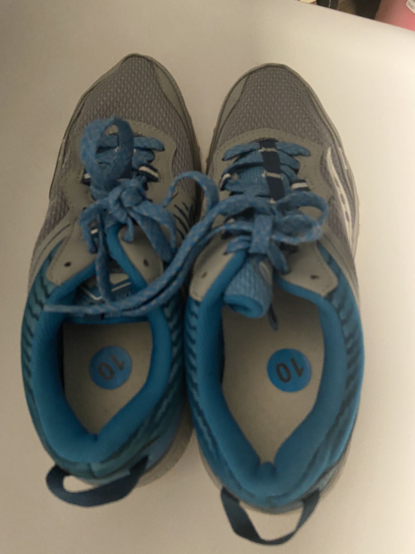 Size 10 Saucony Tennis Shoes