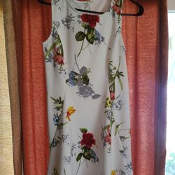 Dress.  White With Flowers. Medium 