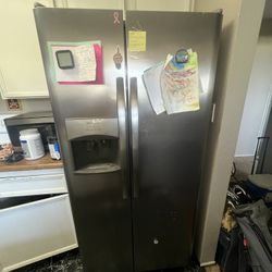 Frigidaire Refrigerator. Side by side with ice maker and water dispenser. lfss2312tfo