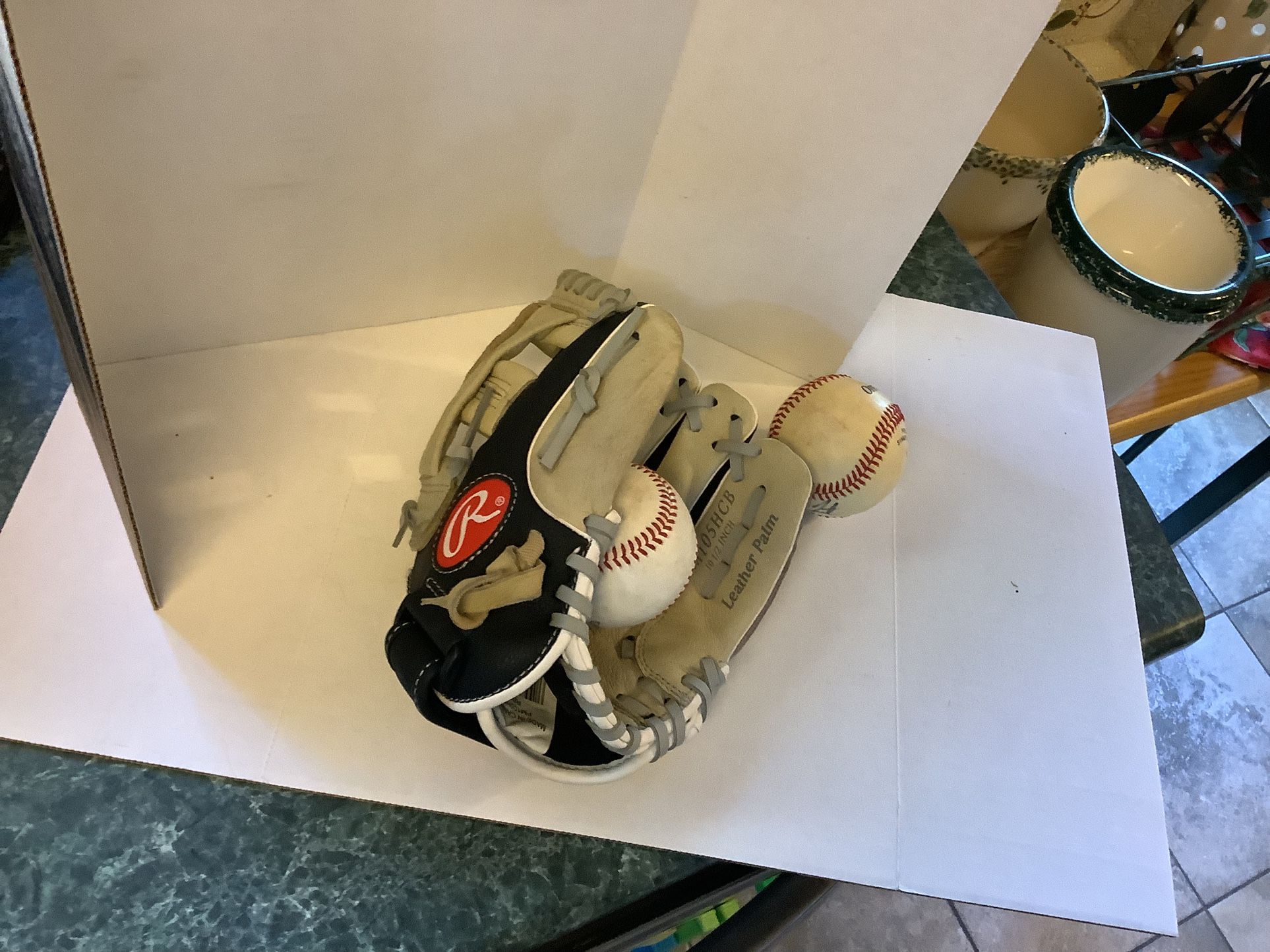 Rawlings Baseball Glove Playmaker Series 10.5" PM105HCB RHT comes with 2 baseballs, Plainfield, Illi