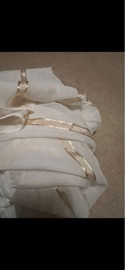 alot of curtains for bed room living room 5 dollars each piece