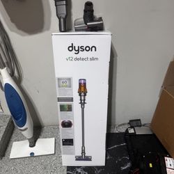 Brand New Dyson V12 Detect Slim. Extra Accessories, Car Cleaning Kit And Charging Station! 