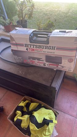 PITTSBURGH 4 Ton Portable Hydraulic Equipment Kit