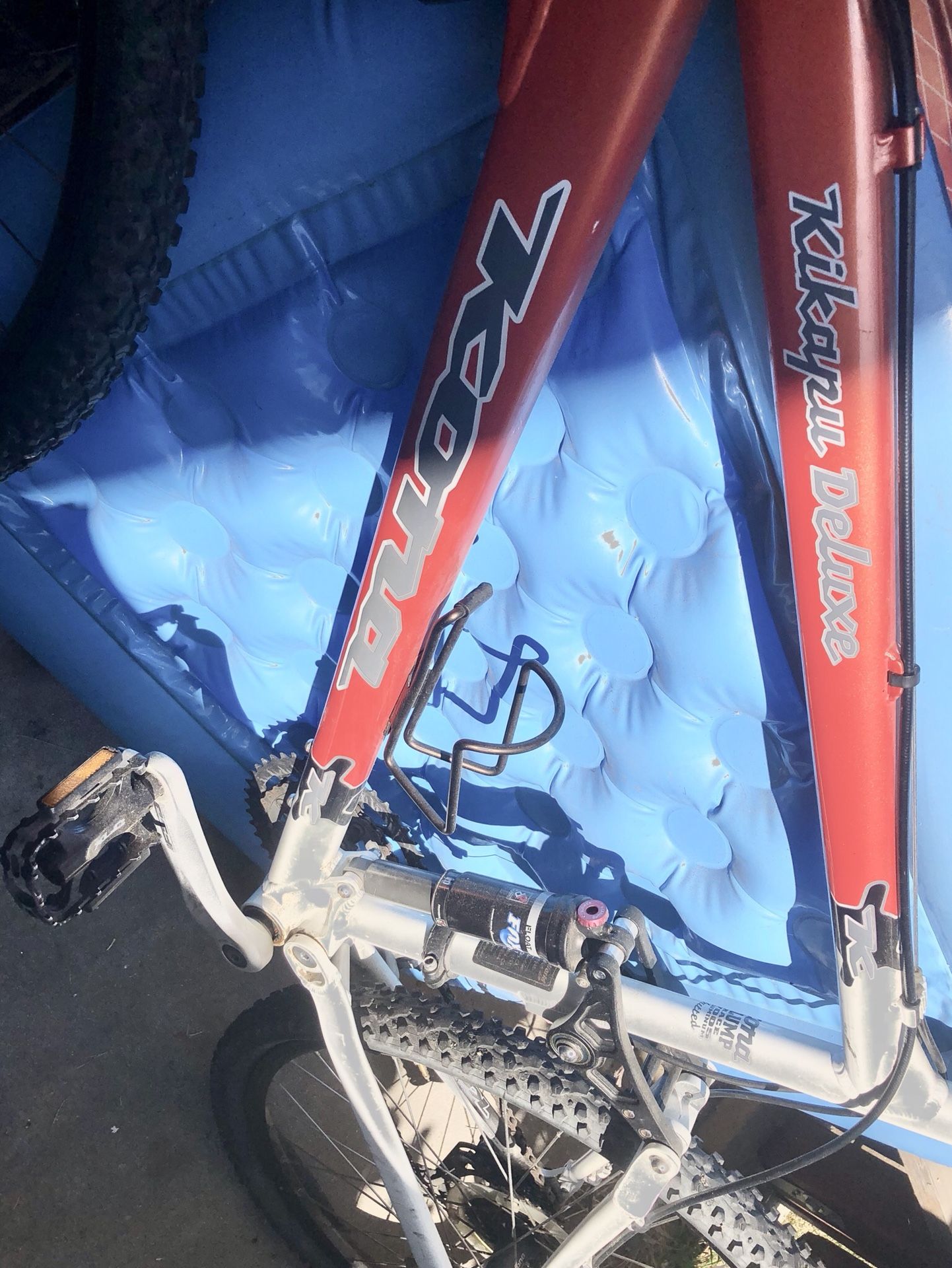 Kona Kikapu deluxe 7005 clump race aluminum.