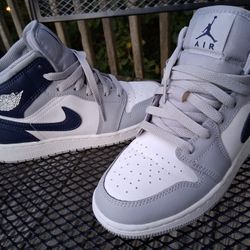 Air Jordan 1 Mid. White, Wolf, Grey, Midnight Navy. Size 4 Youth.