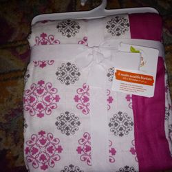 2 Muslin Swaddle Blankets 