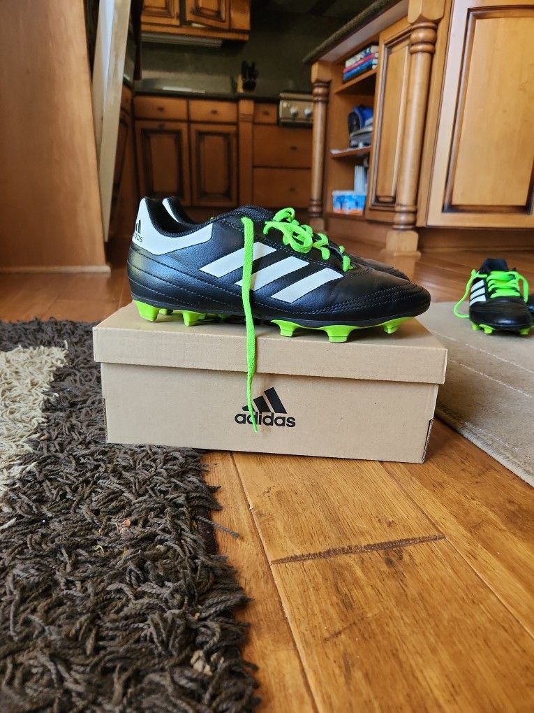 EUC Addidas Soccer Cleats - Size 7 Adult / 5.5 Youth