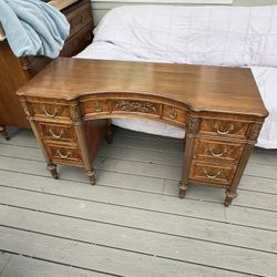 Beautiful Table. Solid Wood. Classic. 