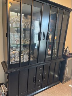 China/liquor cabinet/hutch