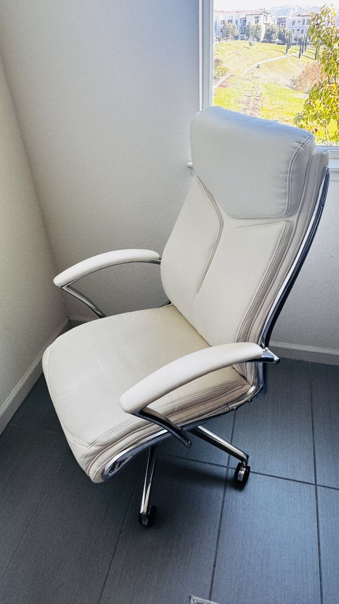 White Office Chair – Good Condition