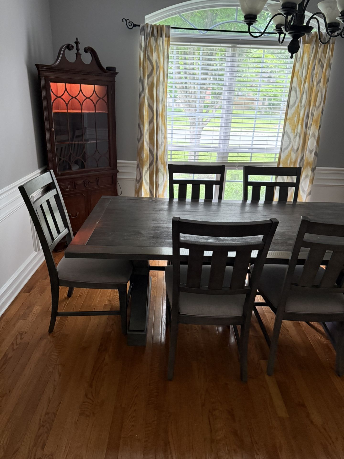Dining Room Table and 6 Padded Chairs