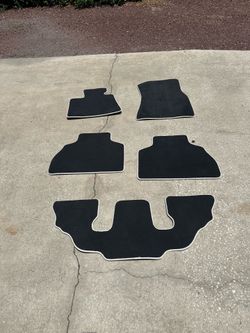 2024 BMW X7 floor mats.