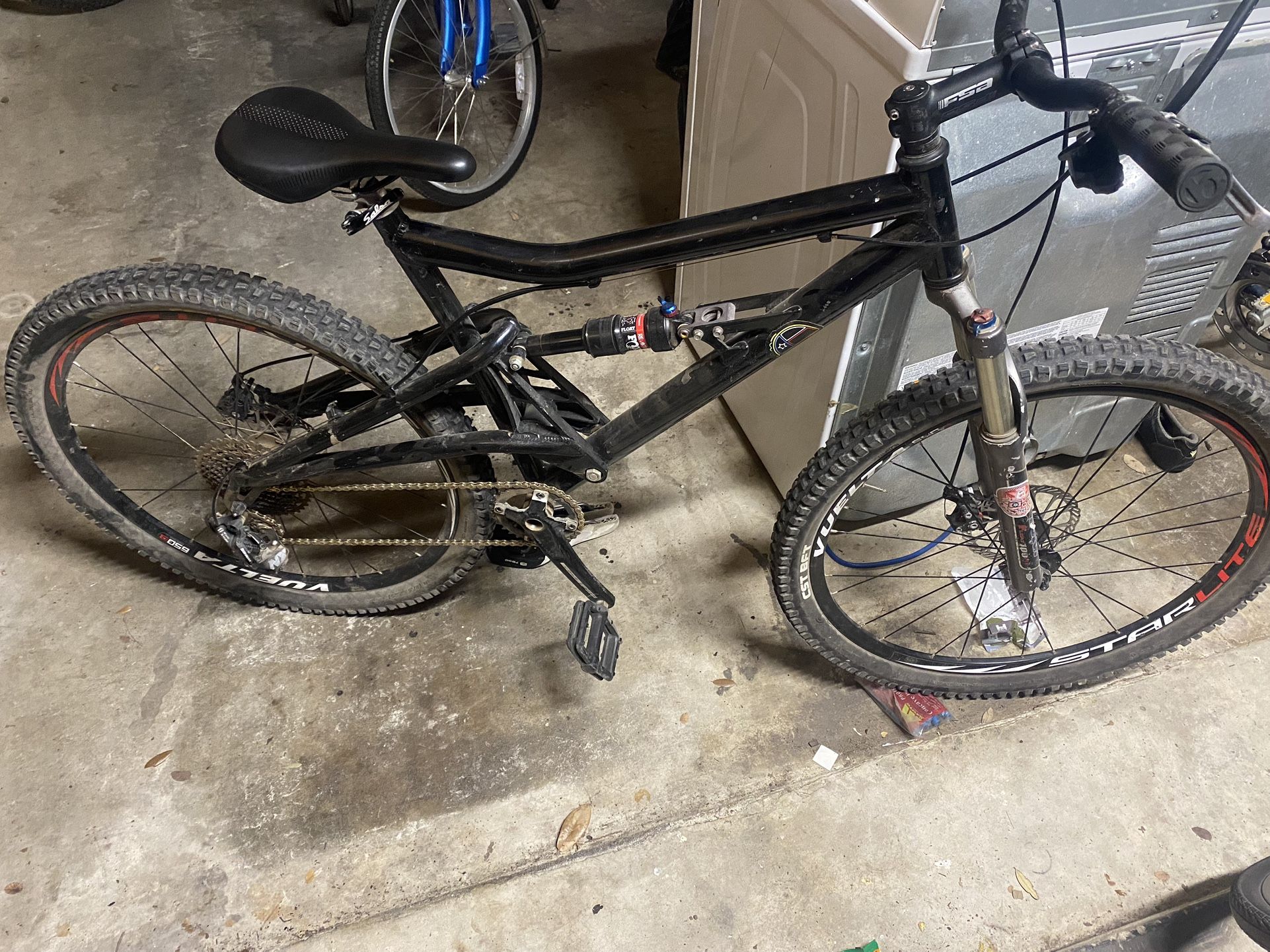 2001 Santa Cruz Bullit Mountain Bike With Full Suspension