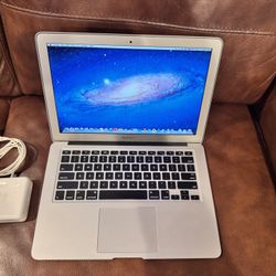 Apple MacBook Air 13” i7 Adobe CS Office Garage Band