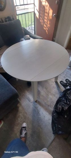 Folding table